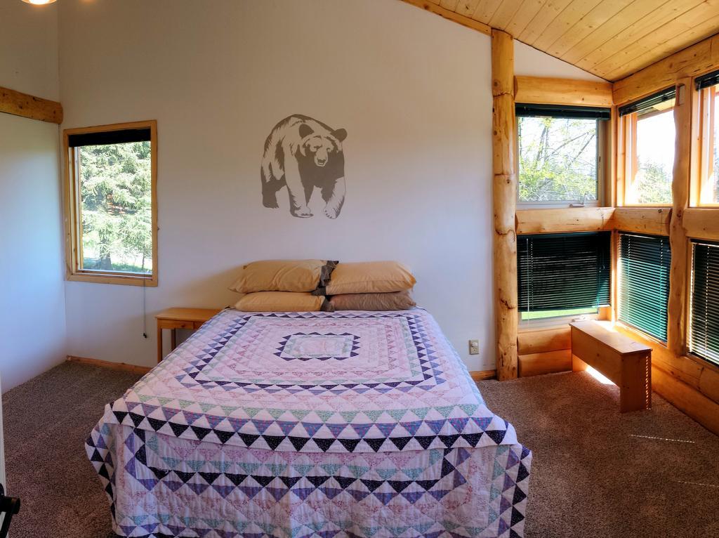 Bear Den Vacation Home Anchor Point Room photo